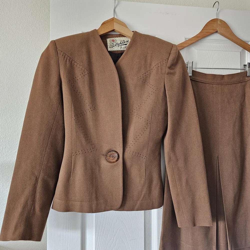 1940s Vintage Betty Rose S XS Wool Princess Seam Blazer Skirt Suit Set Camel WW2